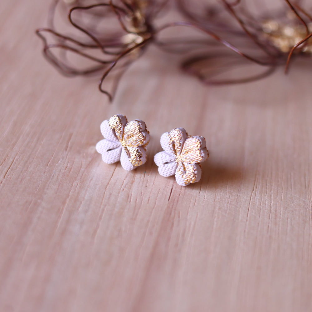 Orecchini Lobo Fiore Bianco